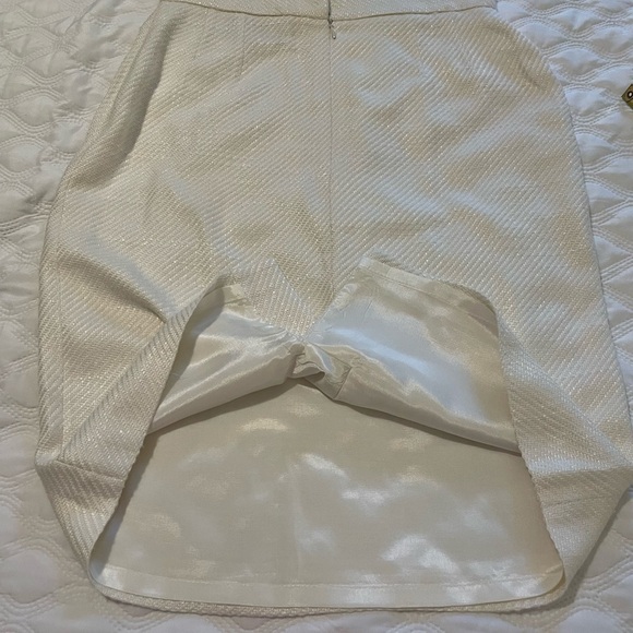 🌟🌟SALE. Lovely Kenneth Jay Lane off white 2 piece skirt suit Size 10🌟🌟 - Picture 9 of 10